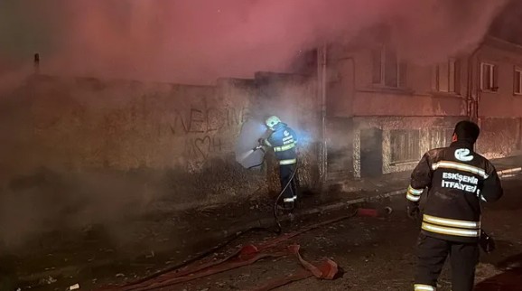 Eskişehir'de korkutan yangın: Marangozhane alevlere teslim oldu